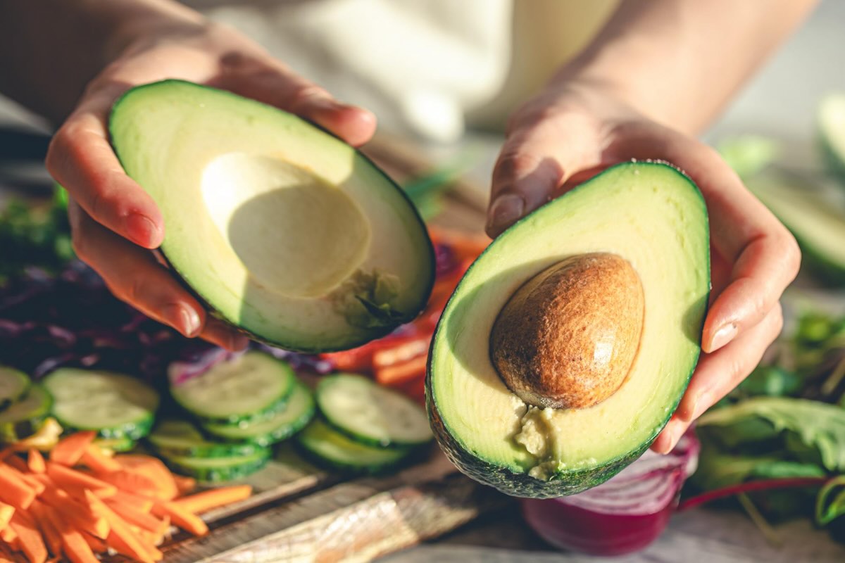Come si mangia l’avocado senza rovinare gusto, salute e pazienza